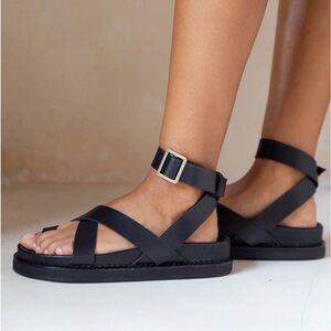 NWT Liberté Bronte Sandal in Black Leather